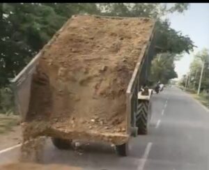 बदायूँ:पत्रकारिता की आड़ में अवैध खनन का भंडाफोड़: पुलिस को देख ट्रैक्टर छोड़ भागा चालक, सीज
