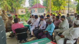निचलौल थाना परिसर में आगामी त्योहारों को लेकर पीस कमेटी की बैठक संपन्न, सौहार्द बनाए रखने की अपील