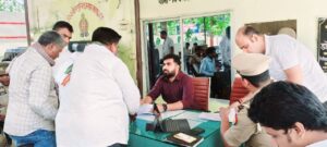 निचलौल-एसडीएम सिद्धार्थ गुप्ता ने थाना निचलौल में सुनीं शिकायतें, समयबद्ध निस्तारण के दिए निर्देश