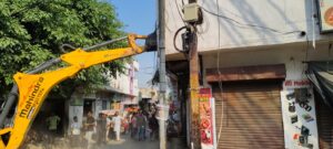 हेडलाइन:ओवरब्रिज निर्माण को मिली रफ्तार, व्यापारियों ने खुद हटाया अतिक्रमण