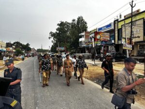 निचलौल:पुलिस अधीक्षक के नेतृत्व में आगामी मोहर्रम के मद्देनजर निचलौन पुलिस का फ्लैग मार्च, सुरक्षा व्यवस्था का लिया जायजा
