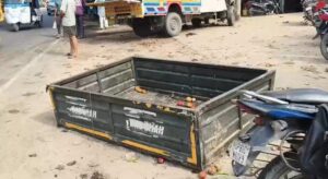फतेहाबाद-फिरोजाबाद मार्ग पर बड़ा सड़क हादसा, पोल से टकराई मैक्स पिकअप, करीब 12 लोग घायल