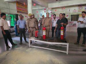 फरधान सीएचसी में मॉक ड्रिल, स्टाफ को सिखाए आग से बचाव के तरीके
