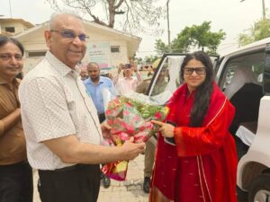 जिलाधिकारी प्रियंका निरंजन ने जिला महिला अस्पताल से किया अभियान का शुभारंभ