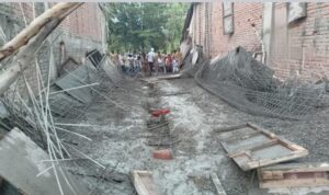 निर्माणाधीन छत की ढलाई के दौरान तास के पत्तों की तरह बिखर गई शटरिंग, मची चीख पुकार
