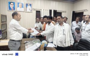 रामनगर में उचित दर विक्रेताओं ने उपजिलाधिकारी को सौंपा ज्ञापन।