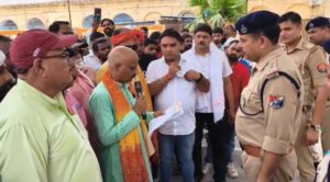 फिरोजबाद:टूंडला रेलवे स्टेशन पर पार्किंग शुल्क के विरोध में टैक्सी-ऑटो चालकों का प्रदर्शन, डीआरएम के नाम सौंपा ज्ञापन