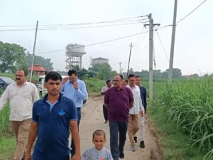 गन्ना किसानों के बीच पहुंचे बजाज हिन्दुस्थान शुगर लिमिटेड के मैनेजिंग डायरेक्टर, खेतों में किया फसल का निरीक्षण,