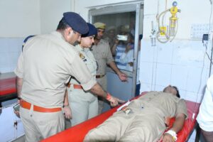 बदायूं: पुलिस मुठभेड़ में घायल पुलिसकर्मियों का एसएसपी ने जिला अस्पताल पहुंचकर जाना हालचाल