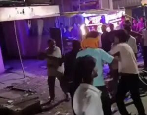 गोंडा: कंपोजिट शराब दुकान पर युवक को दौड़ा-दौड़ाकर लाठी-डंडों से पीटा, वीडियो वायरल