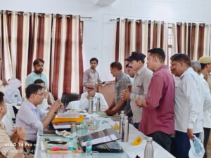 संपूर्ण समाधान दिवस में 230 शिकायतें, सिर्फ 19 का मौके पर निस्तारण,कुछ अधिकारी सोते और मोबाइल चलाते मिले, वीडियो वायरल