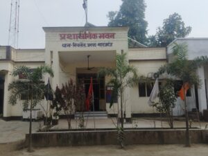 निचलौल:दो बाइकों में आमने-सामने भिड़ंत, पति-पत्नी समेत 3 लोग गंभीर रूप से घायल, जिला अस्पताल रेफर