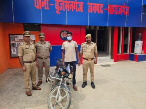 महराजगंज: बृजमनगंज पुलिस को मिली बड़ी सफलता, चोरी की मोटरसाइकिल के साथ एक अभियुक्त गिरफ्तार; दूसरा फरार