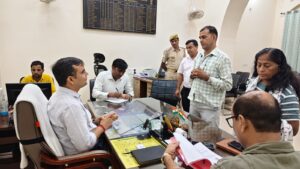 जिलाधिकारी ने जनता दर्शन में आए हुए फरियादियों को दिलाया भरोसा कहा होगा गुणवत्तापूर्ण त्वरित निस्तारण