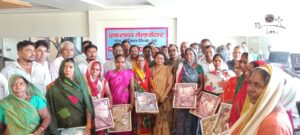 महराजगंज:वीरांगना फूलन देवी के शहादत दिवस पर निस्वार्थ सेवा की मिसाल: एकलव्य वेलफेयर ट्रस्ट ने महिलाओं को दिया सम्मान और ‘अंगवस्त्र’