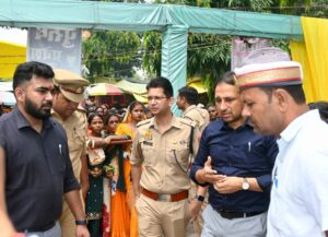 ब्रेकिंग-श्रावण मास के द्वितीय सोमवार पर डीएम व एसपी ने इटहिया शिव मंदिर में सुरक्षा व्यवस्था का लिया जायजा