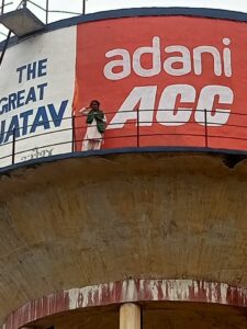 जलभराव की समस्या से नाराज महिला चढ़ी पानी की टंकी पर, हाई वोल्टेज का वीडियो वायरल