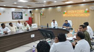 महराजगंज में योजनाओं की समीक्षा, डीएम ने अधिकारियों को दिए सख्त निर्देश