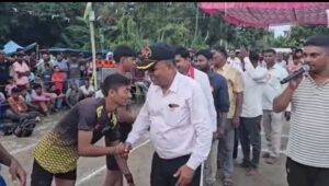 सोनवल में कबड्डी प्रतियोगिता में खिलाड़ियों का उत्साहवर्धन करने पहुंचे गौरी शंकर गुप्ता ‘फौजी भईया’