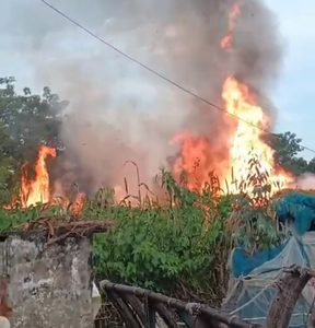 घर में खड़ी मारुति ओमनी वैन में गैस भरते समय अचानक लीकेज से फटा सिलेंडर।