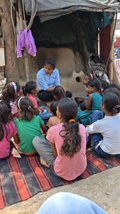 अपनी सुरक्षा अपने हाथ: युवा फाउंडेशन ने झुग्गी-बस्ती की बच्चियों को किया जागरूक, पुलिस हेल्पलाइन नंबरों की दी जानकारी