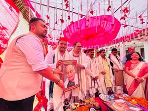 गोंडा में धूमधाम से मनाई गई सरदार वल्लभभाई पटेल की 151वीं जयंती, सपा नेताओं ने सरदार पटेल जी की प्रतिमा पर किया माल्यार्पण