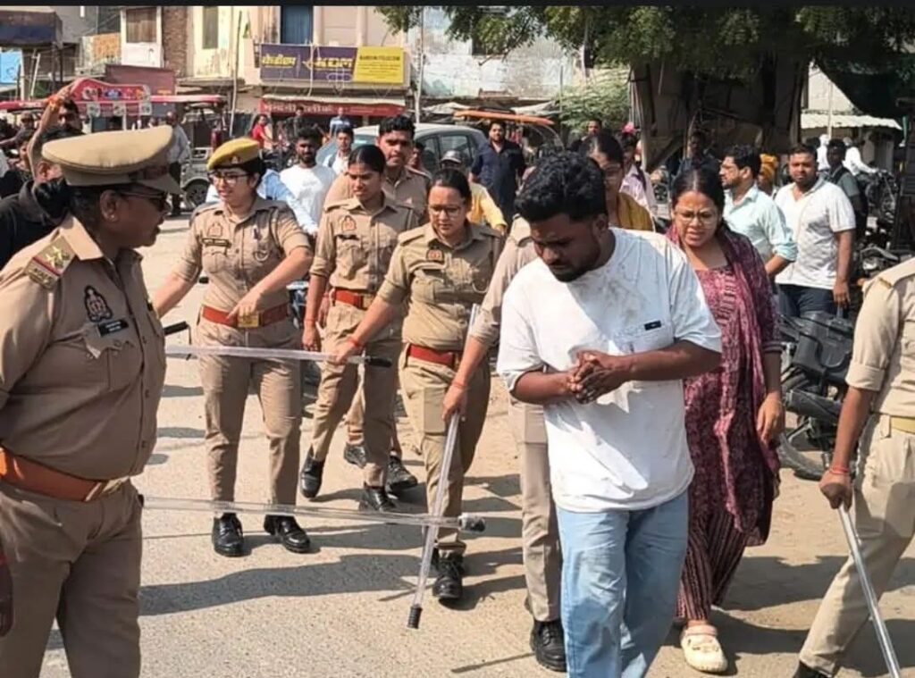 *प्रतापगढ़ में छात्रा से छेड़खानी का आरोप पुलिस ने दो युवकों को किया गिरफ्तार*
रिपोर्ट शाहनूर आलम प्रयागराज मंडल सहायक ब्यूरो
MD NEWS बहुआयामी समाचार
प्रतापगढ़ : भंगवा चुंगी चौराहे पर पुलिस चौकी के पास छात्रा से कथित छेड़खानी के मामले में पुलिस ने दो आरोपियों को गिरफ्तार किया है। आरोप है कि बाइक सवार युवकों ने छात्रा का रास्ता रोककर मोबाइल नंबर मांगा और उसके साथ अभद्रता की। छात्रा ने हिम्मत दिखाते हुए पुलिस चौकी पहुंचकर घटना की जानकारी दी।
जानकारी के मुताबिक, सोमवार शाम दोनों युवक छात्रा के आसपास चक्कर लगा रहे थे। आरोप है कि उन्होंने छात्रा से मोबाइल नंबर मांगा और परेशान किया। छात्रा को पुलिस चौकी की ओर जाता देख दोनों युवक मौके से फरार हो गए।
शिकायत मिलने के बाद पुलिस ने आसपास लगे सीसीटीवी कैमरों की फुटेज खंगाली और आरोपियों की पहचान की। इसके बाद एंटी रोमियो टीम ने सुभाष पाल निवासी अकारीपुर, थाना मांधाता और दक्ष पाल निवासी भवानीगढ़ ताला, थाना रानीगंज को गिरफ्तार कर लिया।
कार्रवाई के दौरान दोनों आरोपियों को नगर कोतवाली ले जाया गया। उन्हें डंडे से पीटते हुए ले जाने की बात भी सामने आई है, हालांकि इस संबंध में पुलिस की आधिकारिक पुष्टि का इंतजार है।