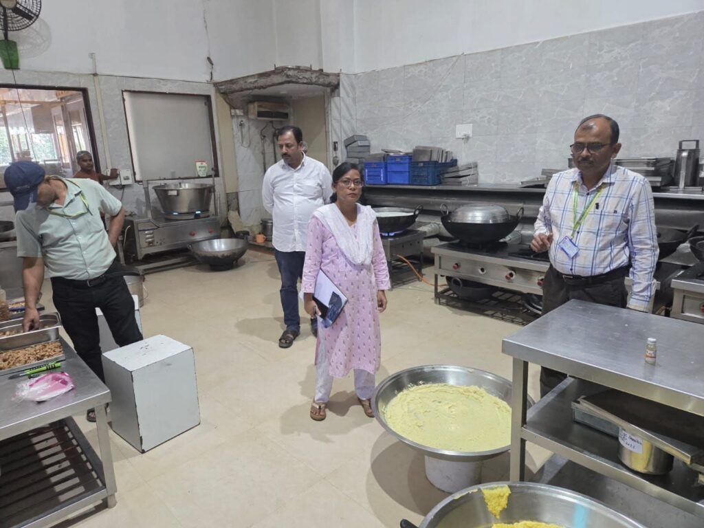  *फतेहपुर के चर्चित मिष्ठान प्रतिष्ठान में बड़ी लापरवाही का आरोप*

रिपोर्ट शाहनूर आलम प्रयागराज मंडल सहायक ब्यूरो प्रमुख 

MD NEWS बहुआयामी समाचार 




फतेहपुर :  जिले के मलवां क्षेत्र स्थित चर्चित मिष्ठान प्रतिष्ठान ‘मोहन पेड़ा’ में साफ-सफाई और खाद्य सुरक्षा को लेकर गंभीर सवाल खड़े हो गए हैं।
जानकारी के अनुसार,बताया जा रहा चाय पीने पहुंचे एक ग्राहक ने दुकान के काउंटर पर रखी मिठाइयों के बीच चूहे को घूमते देखा। यह नजारा देखकर ग्राहक हैरान रह गया।
 आरोप है कि शिकायत करने पर कर्मचारियों ने मामले को गंभीरता से लेने के बजाय हंसकर टाल दिया। चूहे को तो भगा दिया गया, लेकिन जिस मिठाई पर चूहा घूम रहा था, उसे बिक्री के काउंटर से नहीं हटाया गया।
अब सवाल यह है कि आखिर ग्राहकों की सेहत की जिम्मेदारी किसकी है?
बड़े नाम और शुद्धता के भरोसे मिठाई खरीदने वाले ग्राहकों के स्वास्थ्य के साथ ऐसी कथित लापरवाही चिंता का विषय है।
स्थानीय लोगों ने खाद्य सुरक्षा विभाग और जिला प्रशासन से मामले की जांच कर दोषी पाए जाने पर सख्त कार्रवाई की मांग की है।
क्या खाद्य सुरक्षा विभाग इस मामले का संज्ञान लेकर जांच करेगा?

