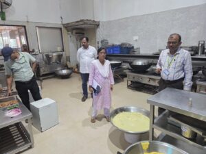 फतेहपुर के चर्चित मिष्ठान प्रतिष्ठान में बड़ी लापरवाही का आरोप