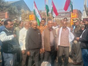 गोला गोकर्णनाथ:राष्ट्रीय किसान शक्ति संगठन के किसानों ने सिर मुंडवाकर किया अनोखा विरोध