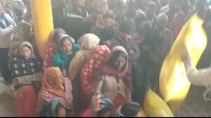 ज़मीन पर दिखी राहत: खाद संकट के बीच इफको बाजार मीनापुर बना किसानों का सहारा