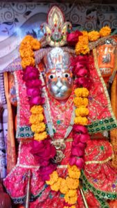 भक्तों ने किया हनुमान जी का श्रृंगार कर बांटा प्रसाद