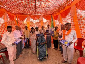 हरदोई-समाज सेविका द्वारा वृद्धों को वितरित किए गए उपकरण