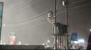 भीषण आंधी-तूफान ने मचाई तबाही, जनजीवन अस्त-व्यस्त.