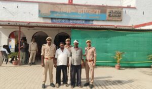 हत्या के प्रयास के अभियोग से सम्बन्धित दो वांछित अभियुक्त थाना हण्डिया पुलिस टीम द्वारा गिरफ्तार