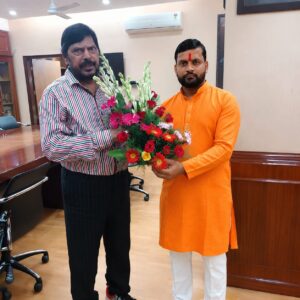 रामदास आठवले से हिंदू देव प्रकाश शुक्ला की शिष्टाचार भेंट