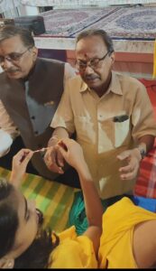 पाणिनी कन्या विद्यालय की छात्राओं ने रोटरी सदस्यों को बांधी राखी