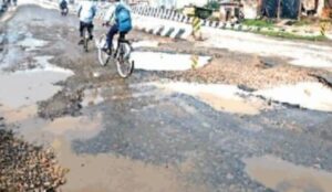 79 करोड़ की लागत से बना सोनी गुमटी फ्लाईओवर एक साल में ही उखड़ने लगी सड़क