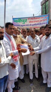 जनपद मथुरा के छाता तहसील क्षेत्र मे फैक्ट्रियों के काले धुएं के खिलाफ ग्रामीणों का प्रदर्शन मंत्री प्रतिनिधि को सौंपा ज्ञापन