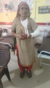 एक 60 वर्षीय बुजुर्ग महिला को दबंगो ने धक्का देकर किया घायल                           रिपोर्ट रुखशीद अहमद         MD NEWS बहुआयामी समाचार