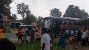 फिल्मी स्टाइल में बस रुकवा कर बैठी सवारियों को बाहर खींचकर पीटा विडियो वायरल    रिपोर्ट संदीप बाजपेई                    MD NEWS बहुआयामी समाचार