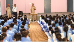 यातायात पुलिस जनपद रामपुर द्वारा राजकीय इंटर कॉलेज टाण्डा में छात्र-छात्राओ को सड़क सुरक्षा एवं यातायात के नियमों के प्रति किया गया जागरूक ब्यूरो चीफ रफीउल्लाह खान की रिपोर्ट MD NEWS बहुआयामी समाचार पुलिस अधीक्षक, रामपुर के निर्देशन में यातायात पुलिस जनपद रामपुर द्वारा राजकीय इंटर कॉलेज टाण्डा में छात्र-छात्राओ को सड़क सुरक्षा एवं यातायात के नियमों के संबंध में आवश्यक जानकारी प्रदान कर जागरूक किया गया । इस दौरान छात्र-छात्राओं को यातायात संकेतकों, हेलमेट एवं सीट बेल्ट के अनिवार्य प्रयोग, निर्धारित गति सीमा में वाहन चलाने, वाहन चलाते समय मोबाइल फोन का प्रयोग न करने आदि के संबंध में आवश्यक दिशा-निर्देश दिए गए ।