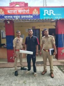 मथुरा-दुकान का शटर तोड़कर चोरी करने वाला आरोपी गिरफ्तार सिगरेट और बाइक बरामद।  रिपोर्टर : बनवारी सैनी MD NEWS बहुआयामी समाचार