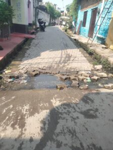 शास्त्री नगर वार्ड-49 में नाली की बदहाल स्थिति सड़क पर बह रहा गंदा पानी।            रिपोर्ट : जितेंद्र कुमार गौतम व कैमरा मेंन सुमन भारती कि बरेली से रिपोर्ट