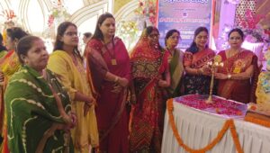 सारनाथ में सजा भव्य तीजोत्सव, कजरी गीतों से गूंजा रोज गार्डन