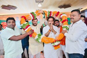 शिवपुर के होलापुर में स्नेह युवा सम्मेलन का भव्य आयोजन कैबिनेट मंत्री अनिल राजभर ने युवाओं को किया प्रेरित।     रिपोर्ट मुन्ताज अली वाराणसी।      MD NEWS बहुआयामी समाचार