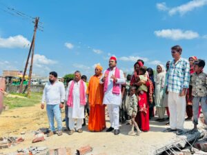 इकौना में बुलडोजर कार्रवाई के पीड़ित परिवारों से मिले सपा नेता मसूद आलम खान।     एमडी न्यूज /बहुआयामी समाचार के राष्ट्रीय शिकायत निवारण अधिकारी – अजीत यादव की खास रिपोर्ट