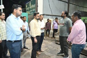 कानपुर में रात्रिकालीन सफाई का जायजा लेने निकले डीएम मुख्य विकास अधिकारी और नगर आयुक्त रहे साथ।       MD NEWS बहुआयामी समाचार रोहित गिहार सहायक ब्यूरो प्रमुख कानपुर