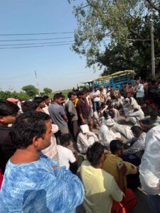 जनपद मथुरा सौंख-मथुरा रोड पर ग्रामीणों ने लगाया जाम बिजली करंट की चपेट में आने से किसान के पुत्र की मौत रिपोर्टर बनवारी सैनी MD NEWS बहुआयामी समाचार