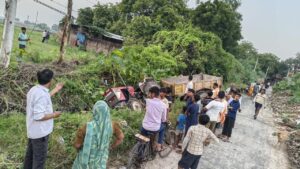 शराब का नशा और रफ्तार की कहर, अनियंत्रित होकर नाले में घुसा ट्रैक्टर ट्रॉली।           रिपोर्टर –वेद प्रकाश। एमडी न्यूज़ बहु आयामी समाचार कानपुर देहात/